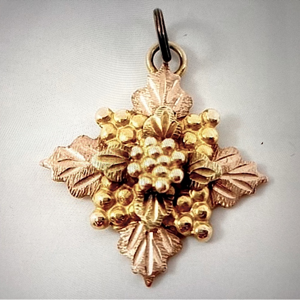 Gold pendant
